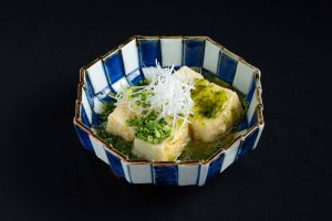 居酒屋「博多萬漁箱」で提供する『あおさ餡の揚げ出し豆腐』の画像