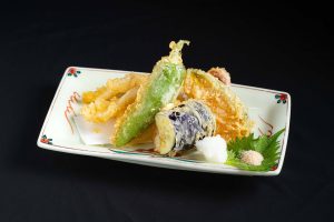 居酒屋「博多萬漁箱」で提供する『ヤリイカと旬菜天ぷら盛り合わせ』の画像