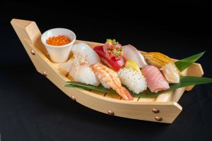 居酒屋「博多萬漁箱」で提供する『ぜいたく握り寿司盛り9種』の画像
