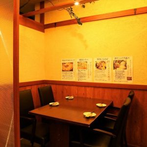 居酒屋「博多萬漁箱」のテーブル席画像